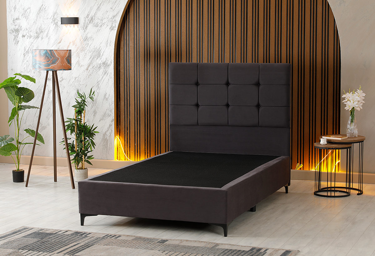 Απεικονίζεται το κρεβάτι με στρώμα σε ένα δωμάτιο. 